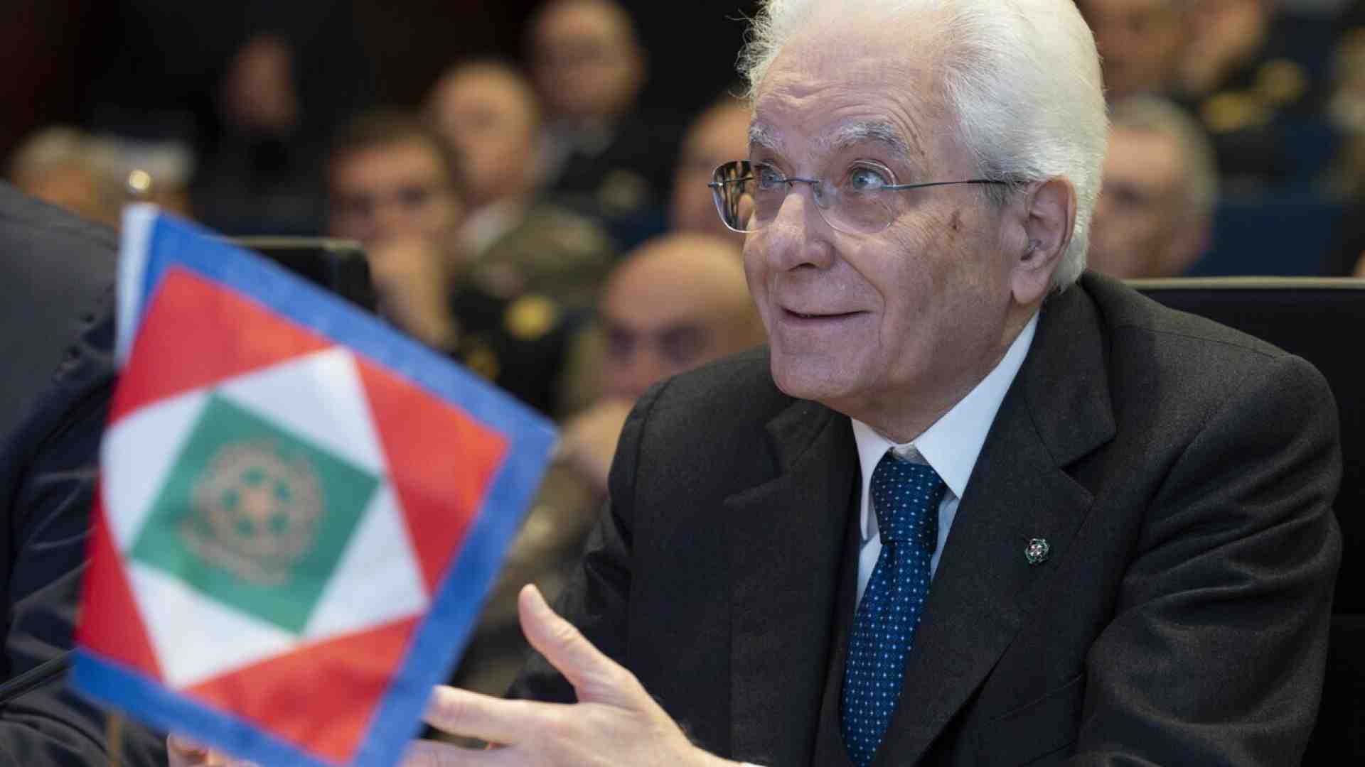 Immagine di Miracolo sul Colle. Ritratto di Sergio Mattarella in attesa del messaggio di fine anno