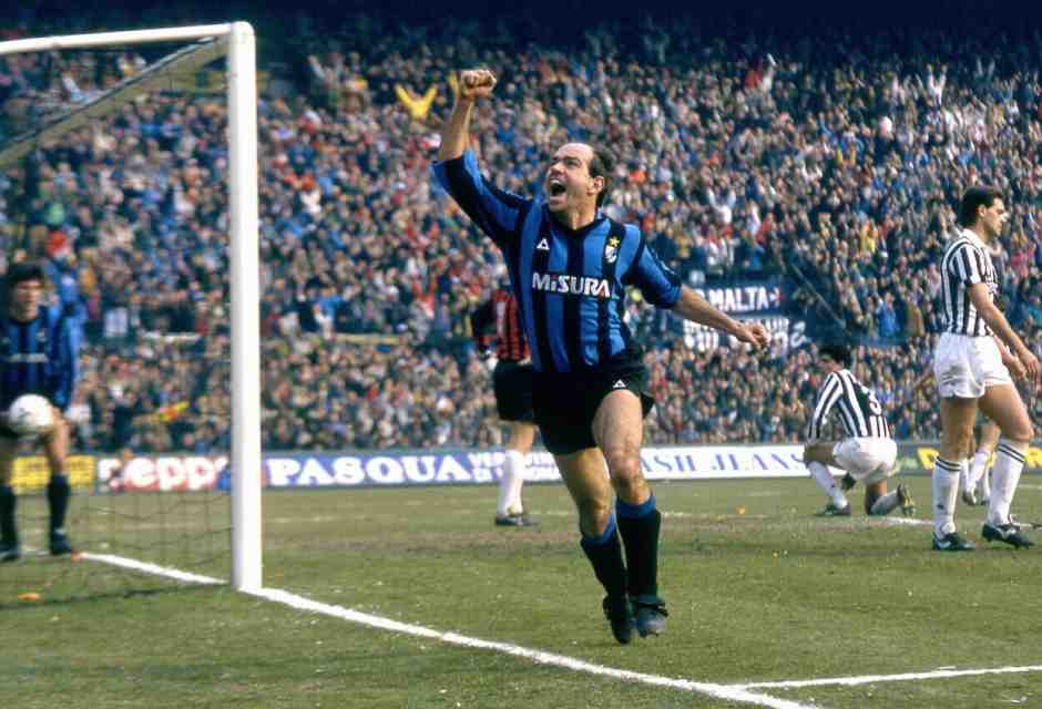 Fanna, con la maglia dell'Inter, esulta dopo la sua rete nel derby d'Italia del 15 marzo 1987 (Wikipedia)&nbsp;<br />