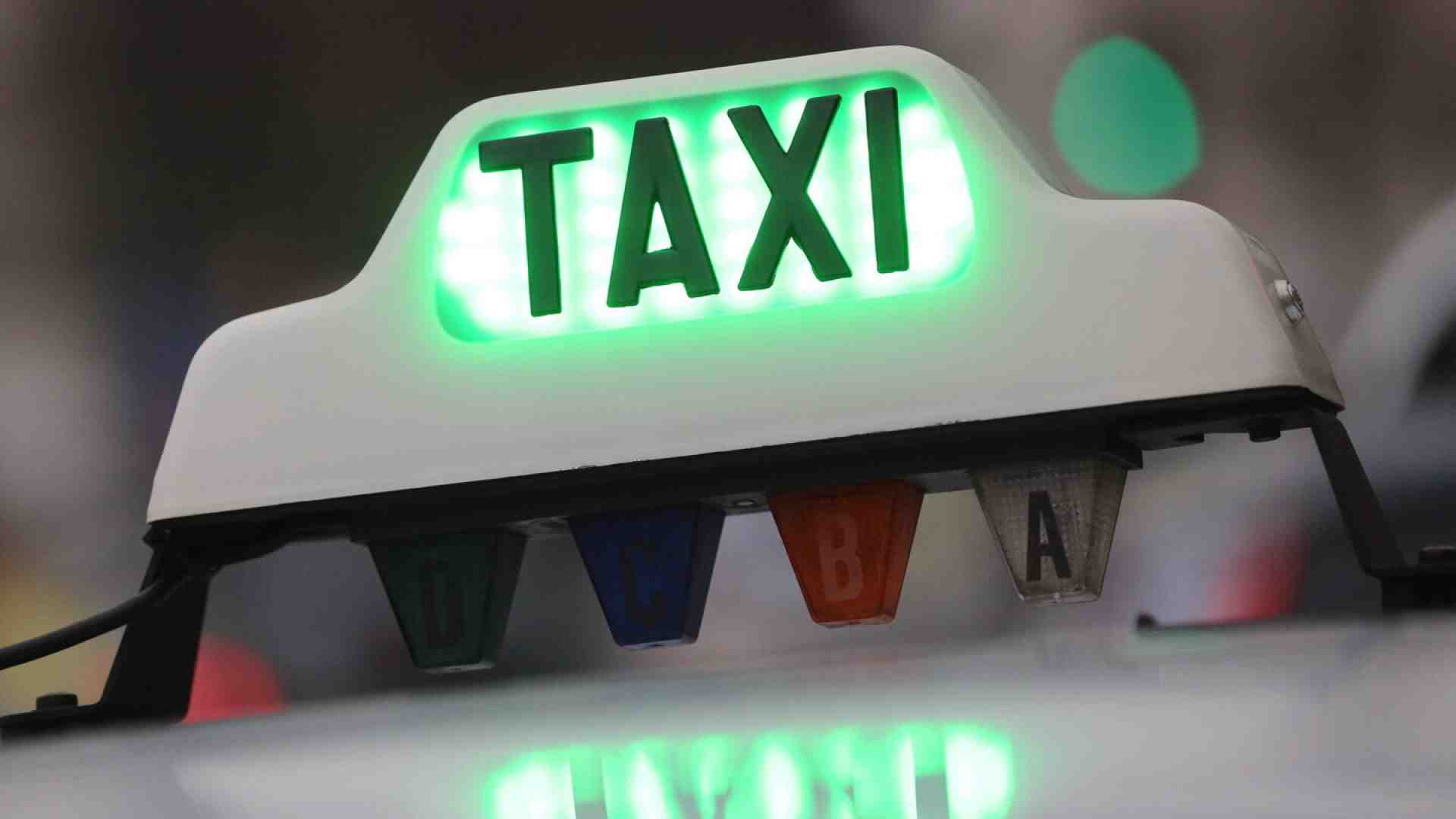 Immagine di Il successo dei taxi made in Israel per gli ebrei di Parigi contro le aggressioni antisemite
