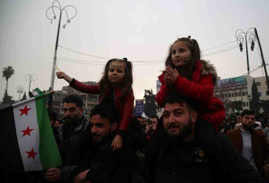Celebrazioni della cacciata del presidente siriano Bashar Al-Assad, a Idlib, nella Siria nordoccidentale (Foto ANSA)
