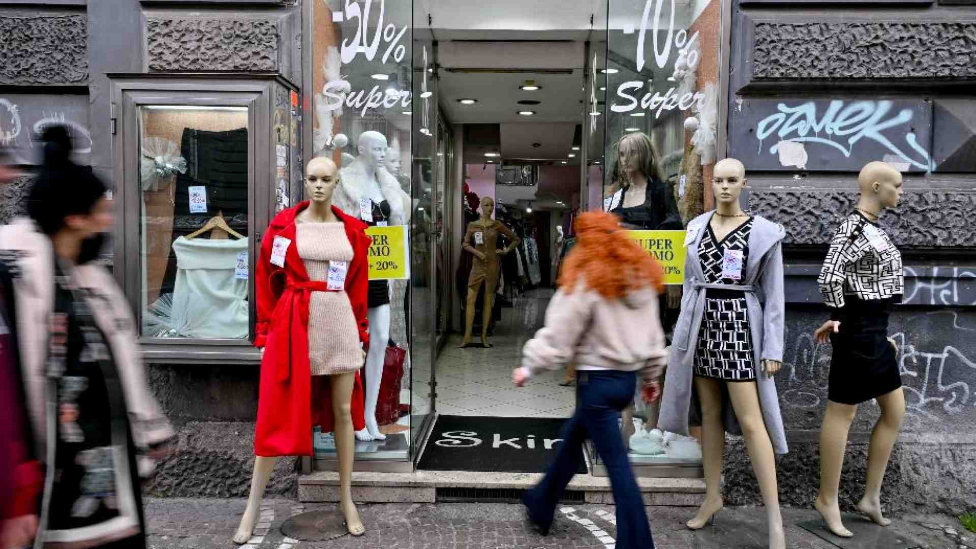 Immagine di Saldi al via il 4 gennaio, spesa media 307 euro a famiglia