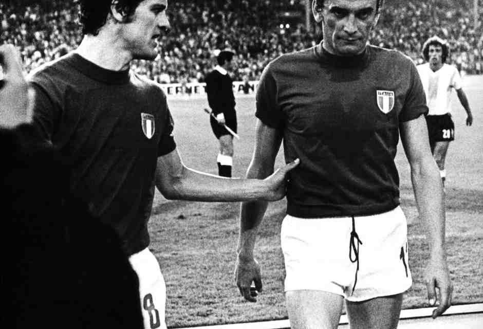 Gigi Riva con Fabio Capello con la maglia della Nazionale&nbsp;(foto LaPresse)