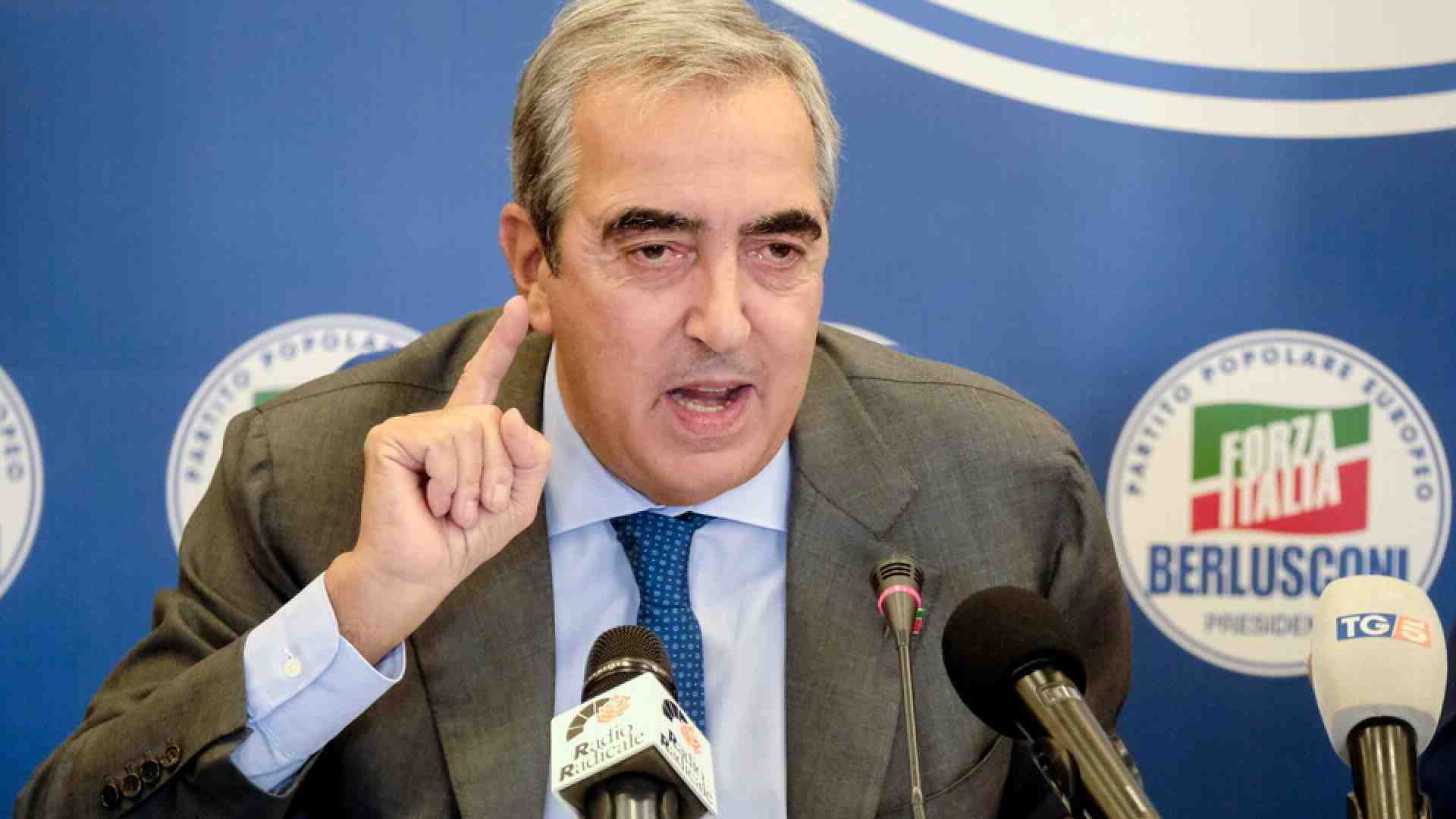 Immagine di Gasparri: "Amo la fiamma come amo il Colosseo, ma nel simbolo se ne può fare anche a meno"