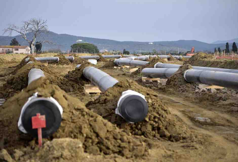 I lavori per la posa delle tubature per il gasdotto dal porto per la nave Golar alla stazione rete nazionale gas, a Piombino (foto Ansa)&nbsp;<br />
