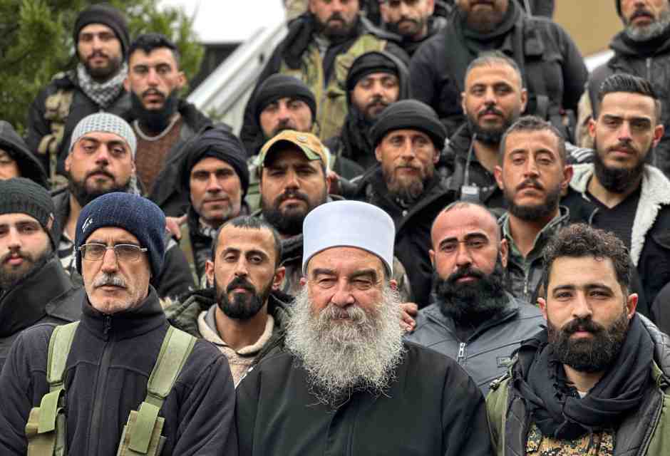 Hikmat al Hijri con i combattenti drusi (foto Luca Gambardella)<br />