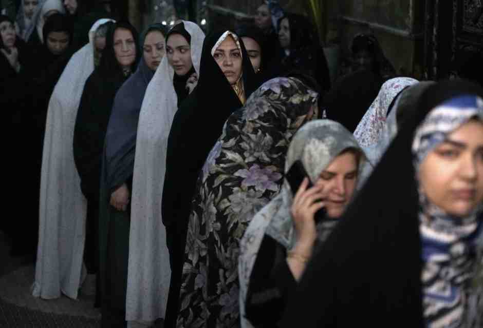 Alcune donne in fila per votare alle elezioni presidenziali del 5 luglio scorso in un seggio elettorale presso il santuario di San Saleh nel nord di Teheran (LaPresse)&nbsp;<br />