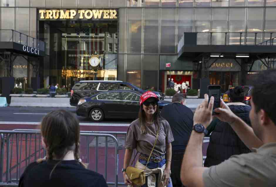 Foto ricordo scattate davanti alla Trump Tower a New York dopo le elezioni presidenziali (foto Ansa)&nbsp;<br />
