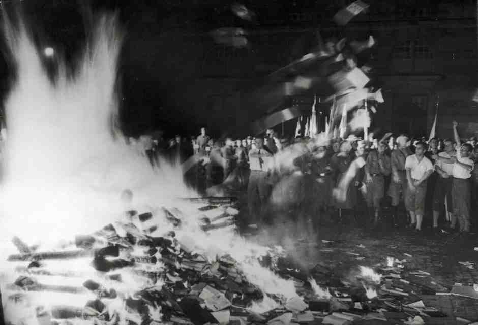 Rogo dei libri all'Opernplatz di Berlino nel 1933 durante la campagna "contro lo spirito antitedesco" (Foto di Imagno/Getty Images) <br />