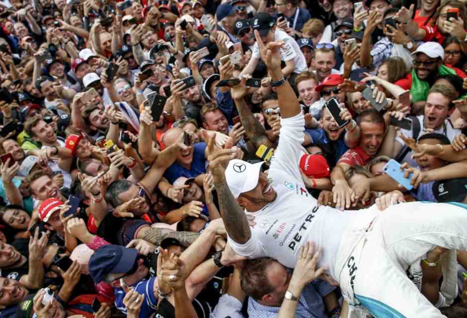 Lewis Hamilton compir&agrave; 40 anni il 7 gennaio. Nella F 1 moderna solo Mansell ha vinto a quell&rsquo;et&agrave;. Cos&igrave; lo aveva accolto Monza dopo la vittoria del 2018 (foto Mercedes F1)