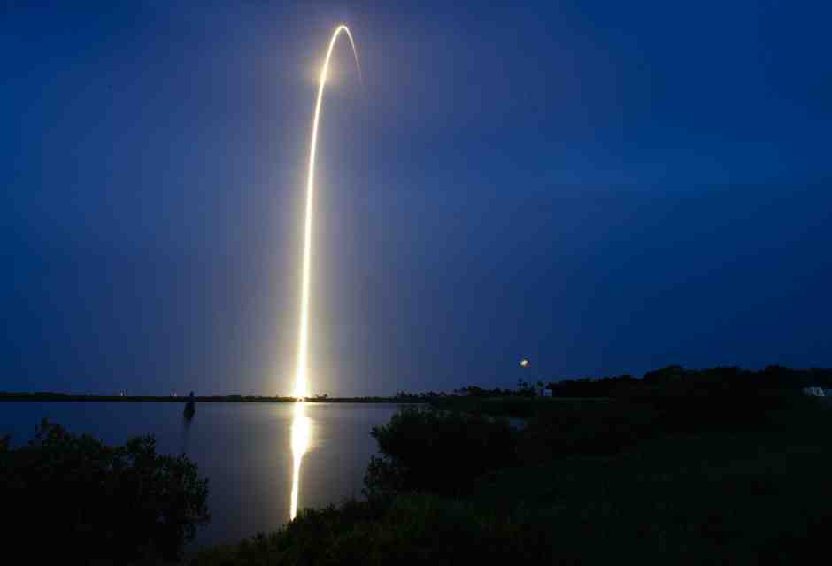 Un razzo SpaceX Falcon 9 con un carico di satelliti Internet Starlink V2 Mini decolla da Cape Canaveral nel luglio 2023 (AP/John Raoux)&nbsp;<br />