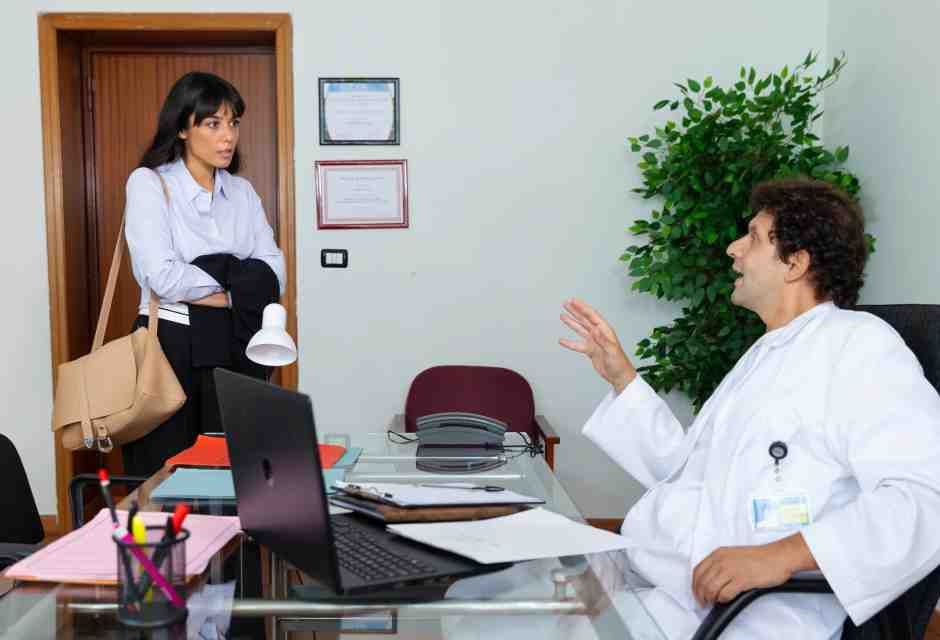 Un posto al sole e le molestie in ospedale: perché Michele e Nunzio non fanno nulla?