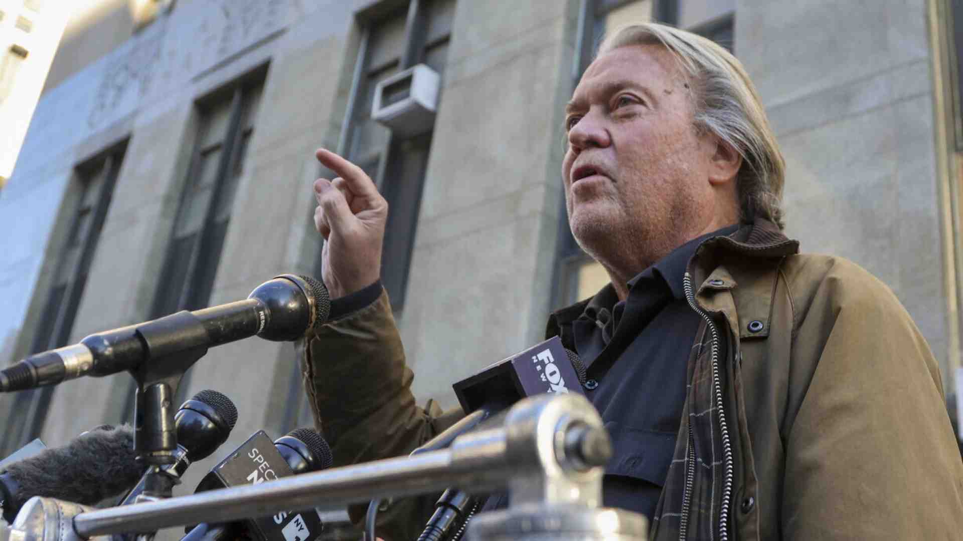 Immagine di Steve Bannon contro Elon Musk: “È una persona malvagia. Ha la maturità di un bambino”