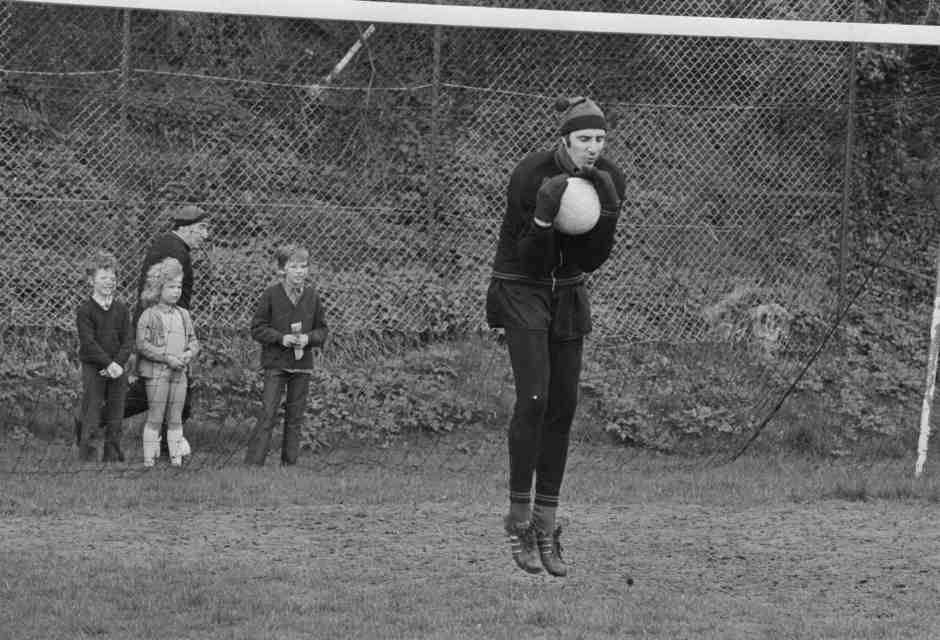L'ex portiere del Milan Fabio Cudicini durante un allenamento (foto Getty Images)