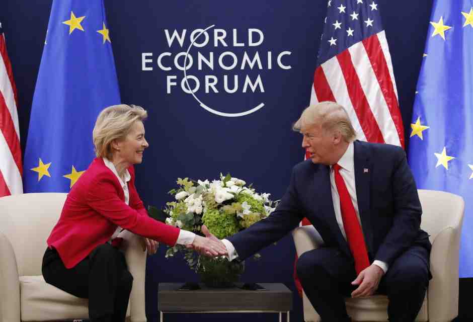 Un incontro tra Ursula von der Leyen e Donald Trump ai margini del World economic forum del 2020 (foto EPA)