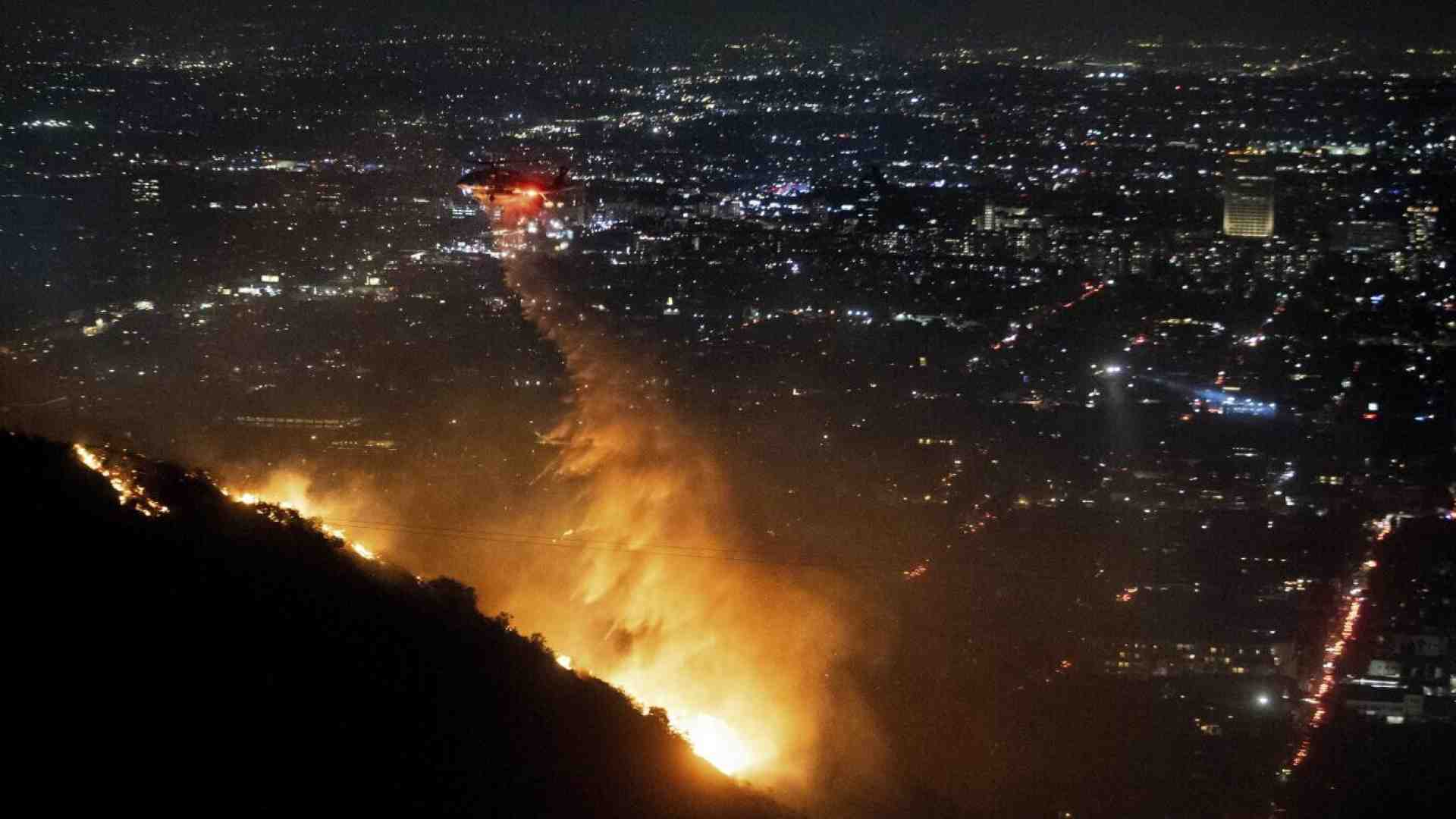 Immagine di Con gli incendi californiani a rischio anche un pezzo di architettura del Novecento