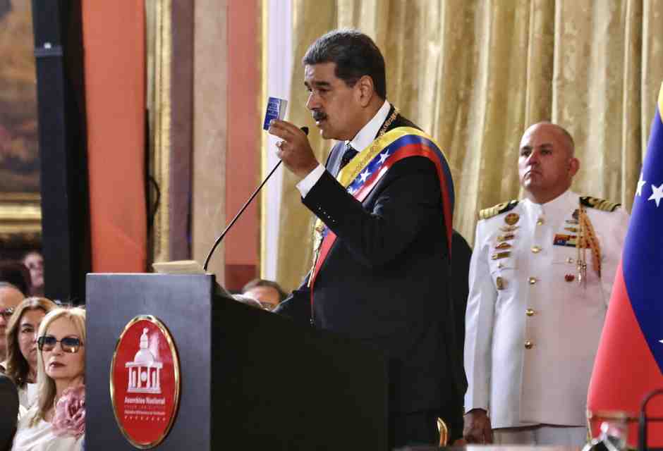Maduro giura imperterrito dopo il breve arresto della leader dell’opposizione