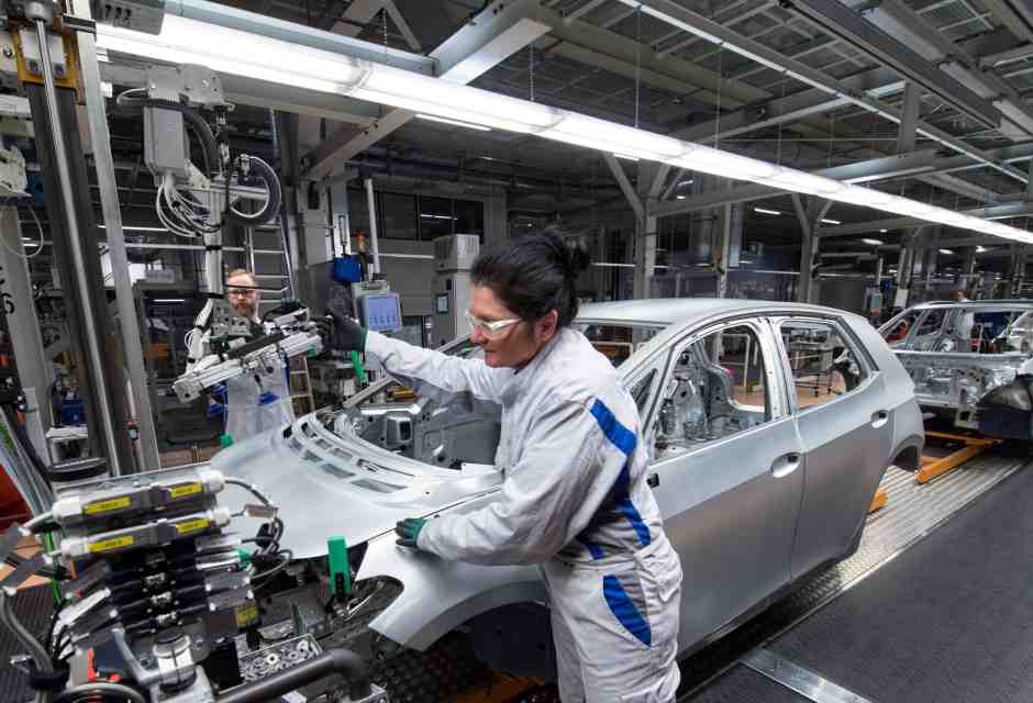 I dipendenti della Volkswagen Sachsen a Zwickau, in Sassonia, assemblano il cofano della ID.3 (Hendrik Schmidt/Getty Images)&nbsp;<br />