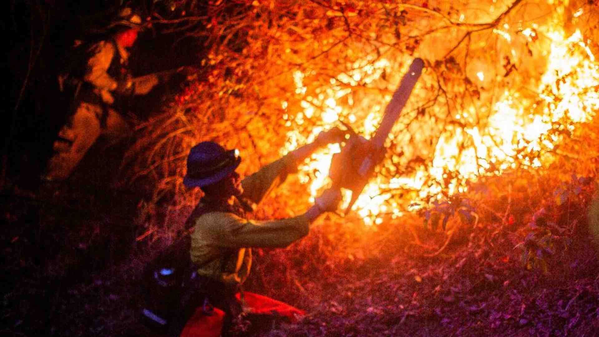 Immagine di Los Angeles brucia ancora. E le vittime sono salite a 24