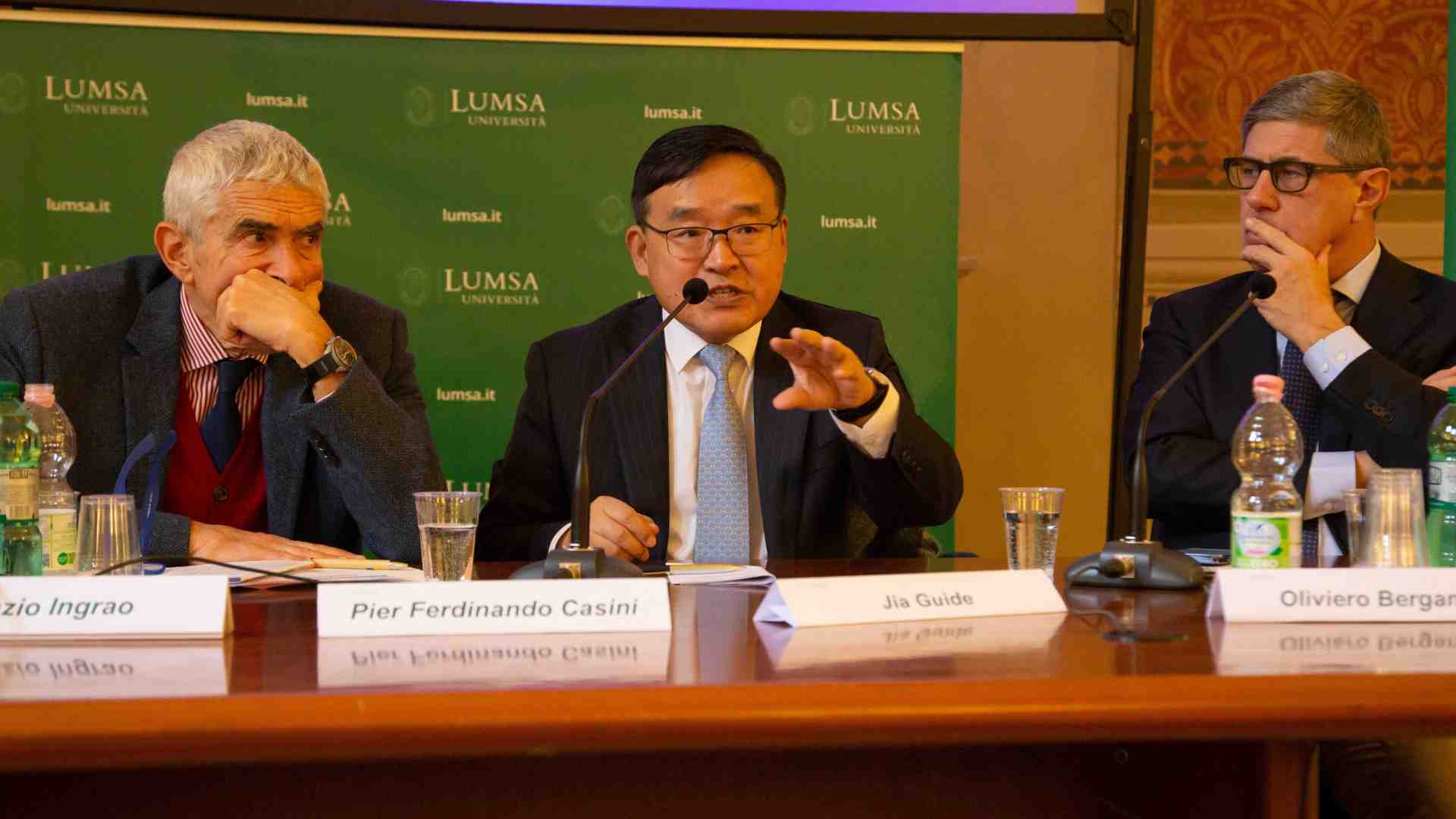 Immagine di Giornalisti italiani a lezione con la Cina (per la Cina?)