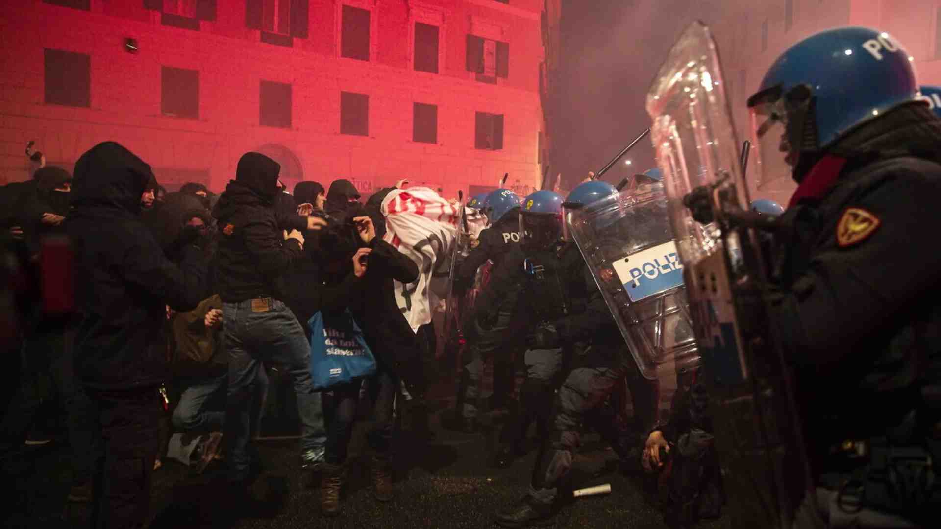 Immagine di 273 agenti feriti in un anno, ogni corteo è buono per alzare lo scontro fisico. Pessima logica
