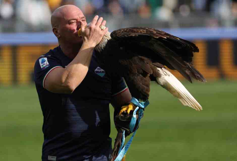Juan Bernab&eacute; con l'aquila Olimpia (foto LaPresse)