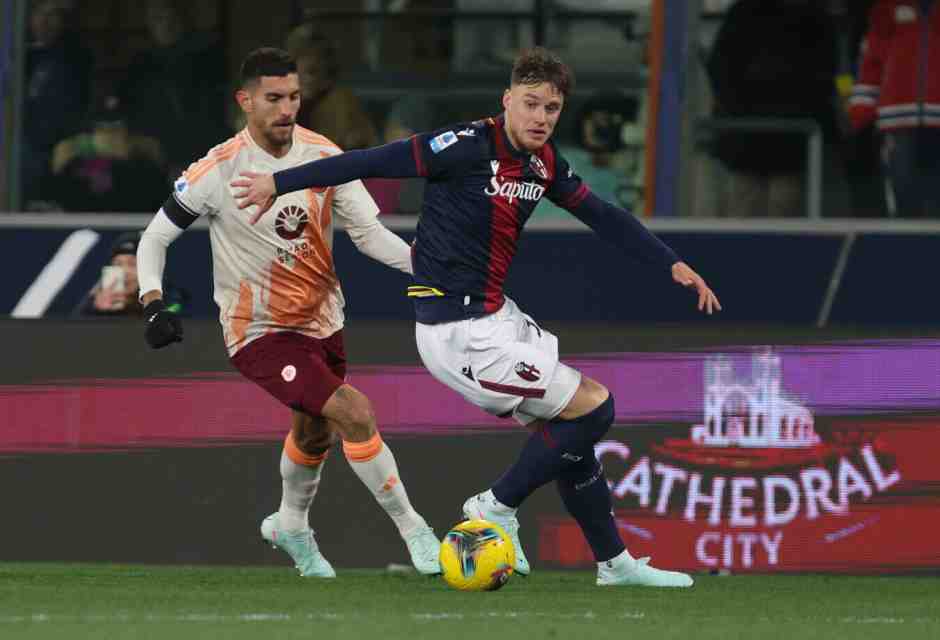 Il difensore del Bologna Sam Beukema durante la partita contro la Roma (foto LaPresse)