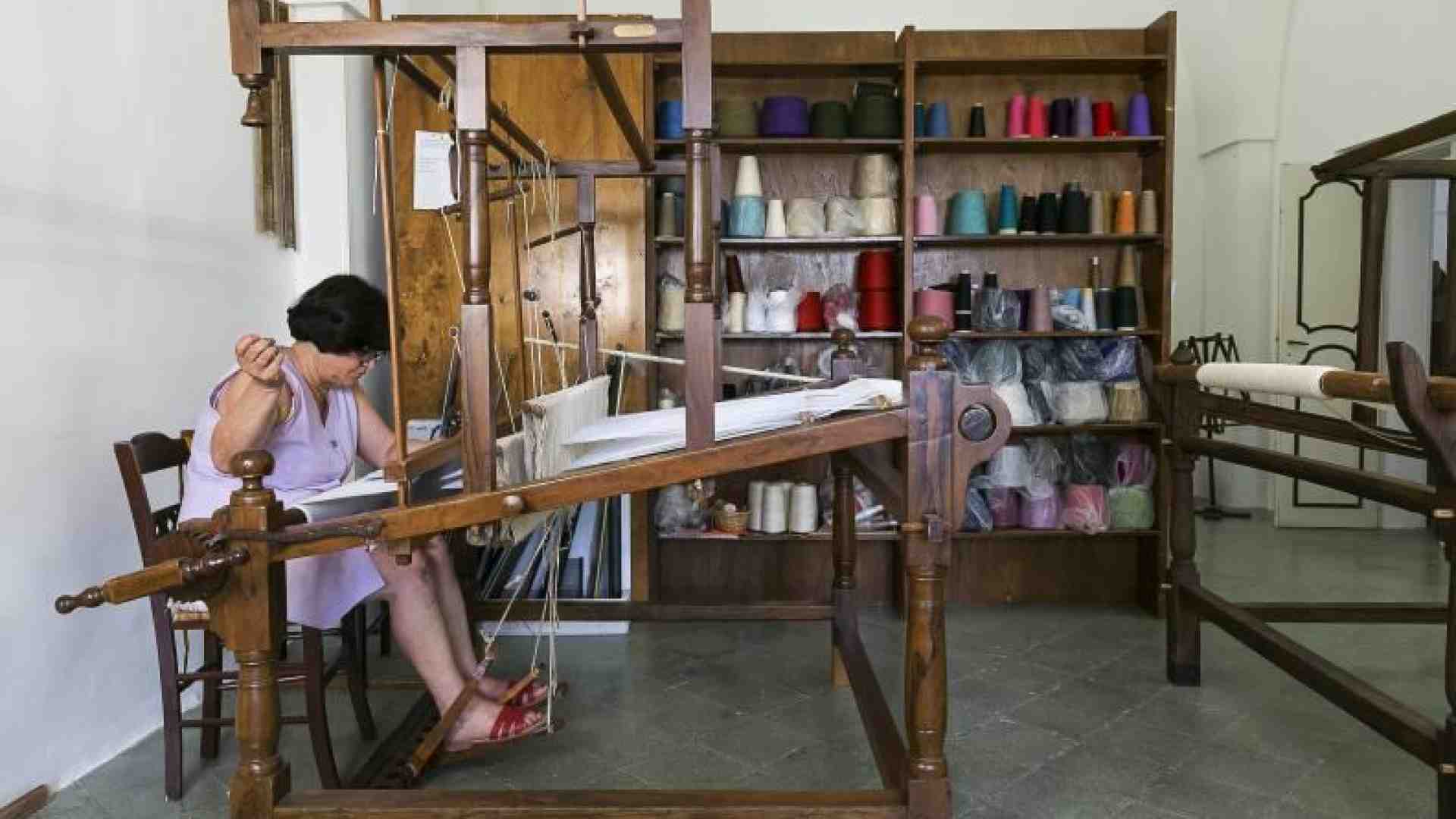 Immagine di Tessitura e formazione: a Uggiano La Chiesa le Costantine intrecciano speranza