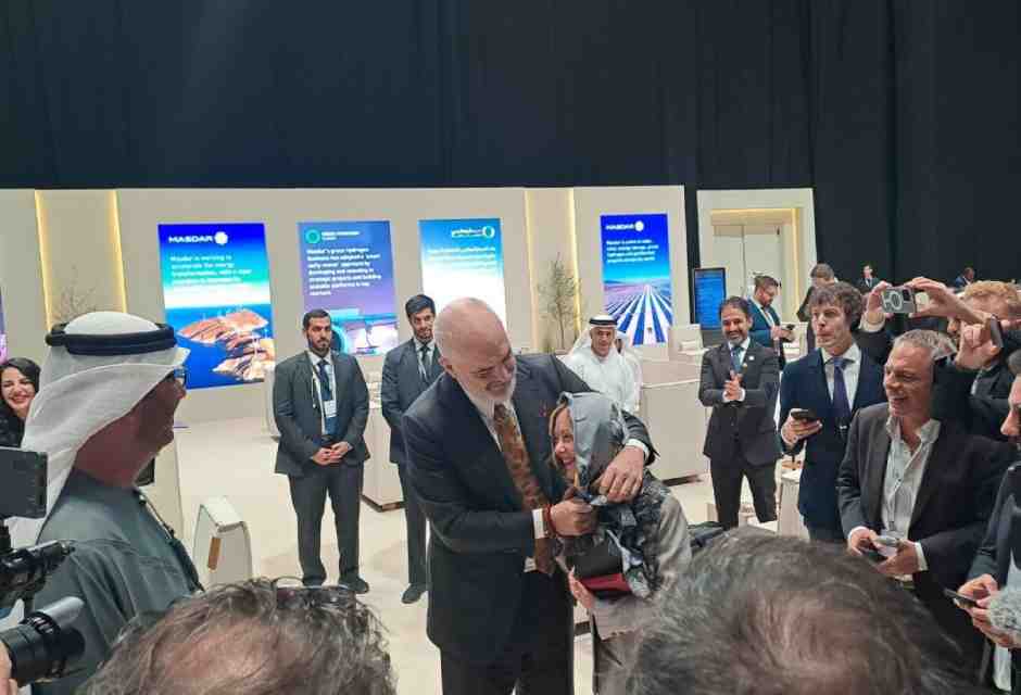 Il compleanno di Giorgia Meloni ad Abu Dhabi con l'amico Edi Rama. Renzi le rovina la festa