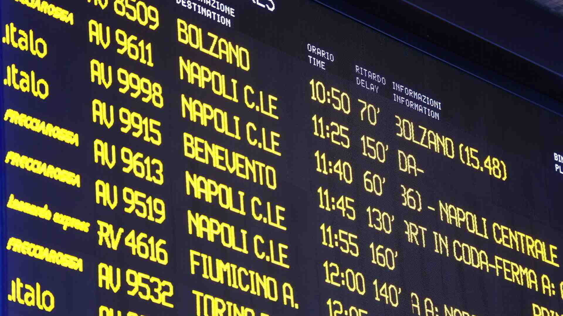 Immagine di Il tabellone dei sospiri di Roma Termini, tra ritardi e cancellazioni