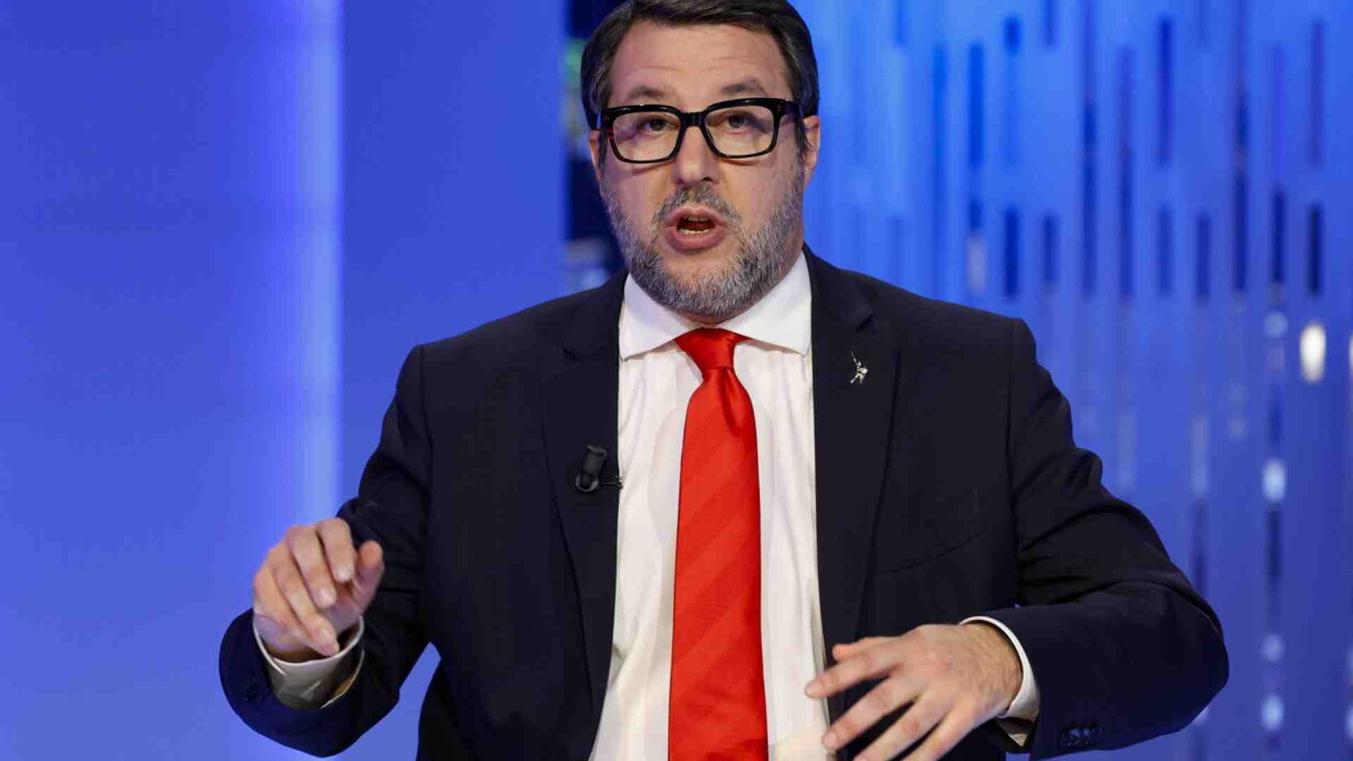 Immagine di Salvini in tilt come i treni. Diserta la Camera, cavalca i sospetti. La denuncia di Fs: il documento
