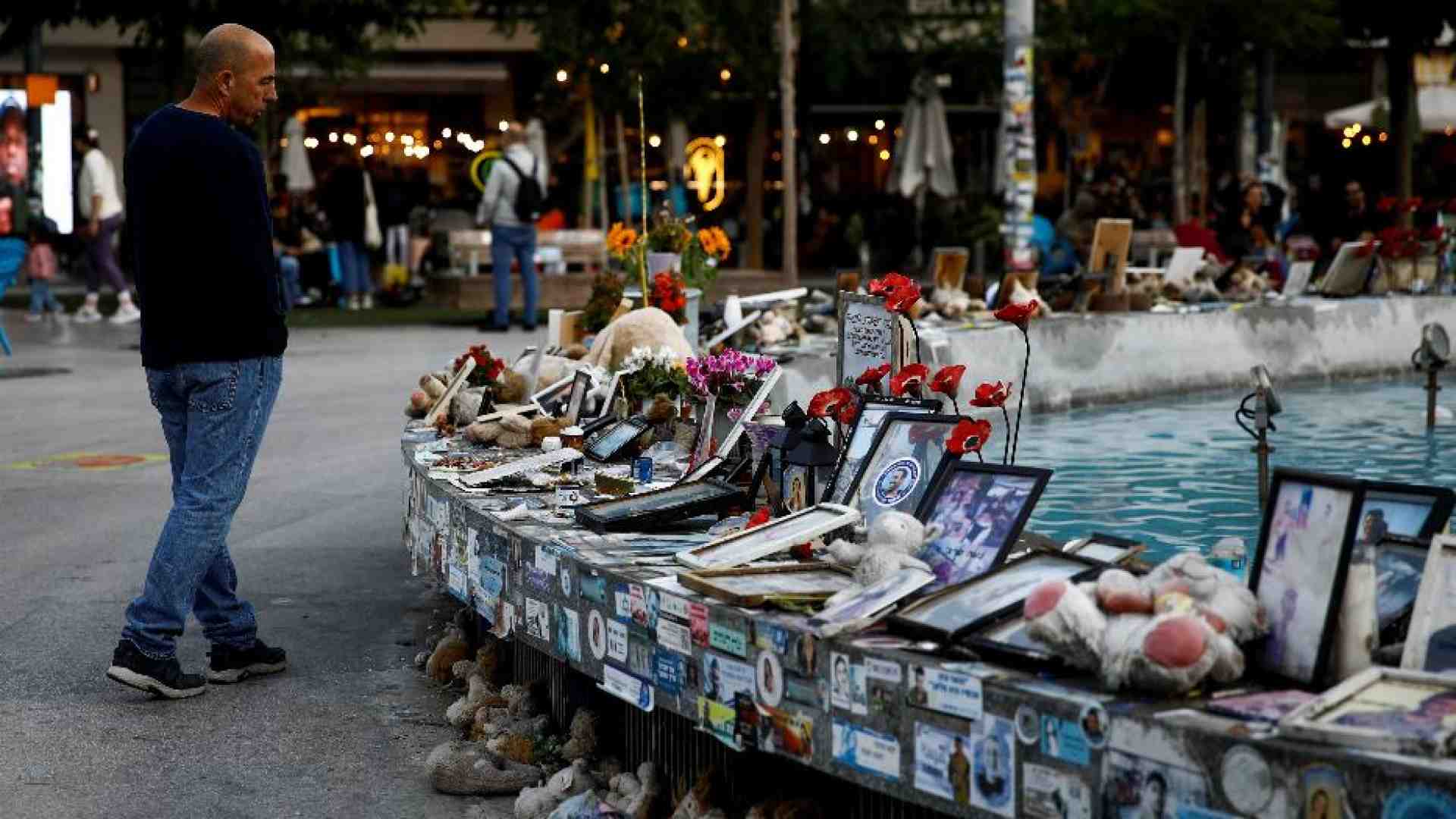 Immagine di I familiari degli ostaggi tra speranza e paura: chi sarà liberato prima?