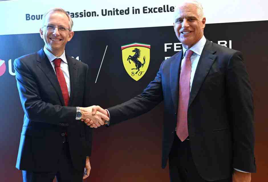 Il Ceo di UniCredit Group, Andrea Orcel, e il Ceo di Ferrari, Benedetto Vigna (Ansa)