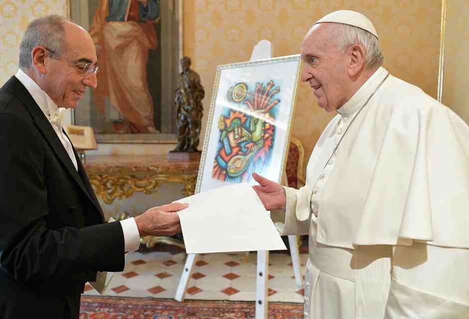 <br /> L'ambasciatore cubano Juan Mujica Cantelar e Papa Francesco (LaPresse)