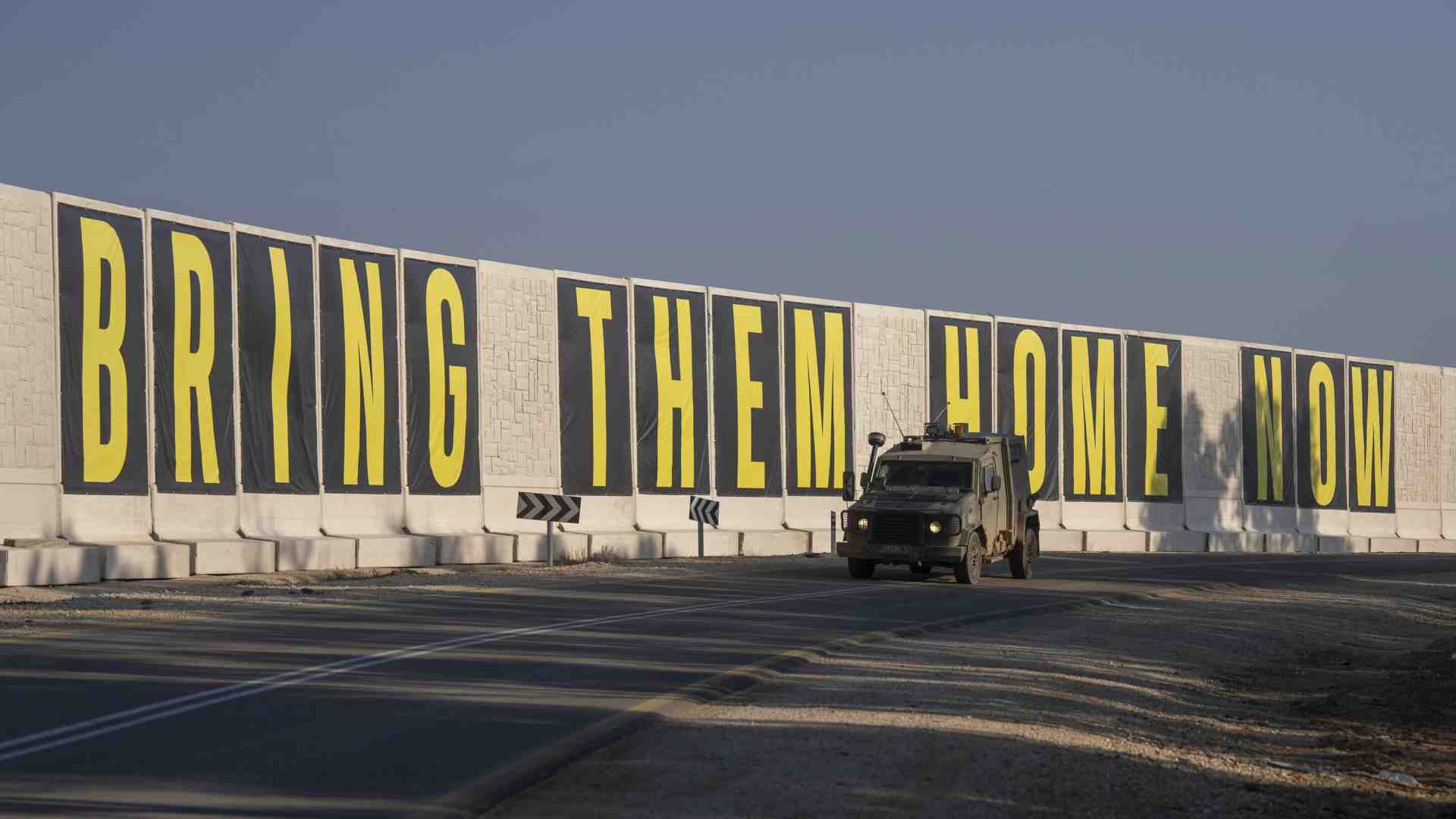 Immagine di Hamas pubblica i nomi degli ostaggi da liberare. I nomi, le storie e la domanda: chi è vivo?