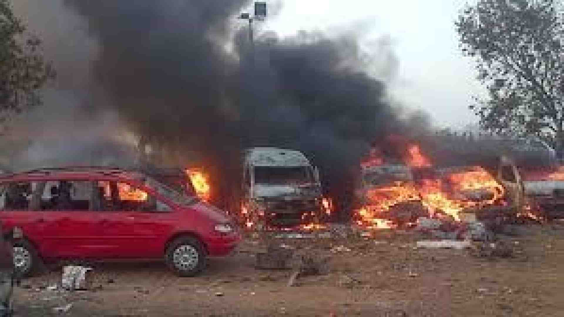 Immagine di Esplode autocisterna dopo lo schianto: 70 arsi vivi, raccoglievano la benzina