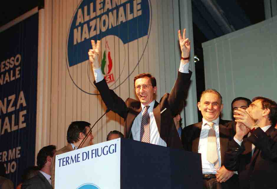 Gianfranco Fini sul palco di Fiuggi, il 29 gennaio 1995 (Ansa)&nbsp;<br />