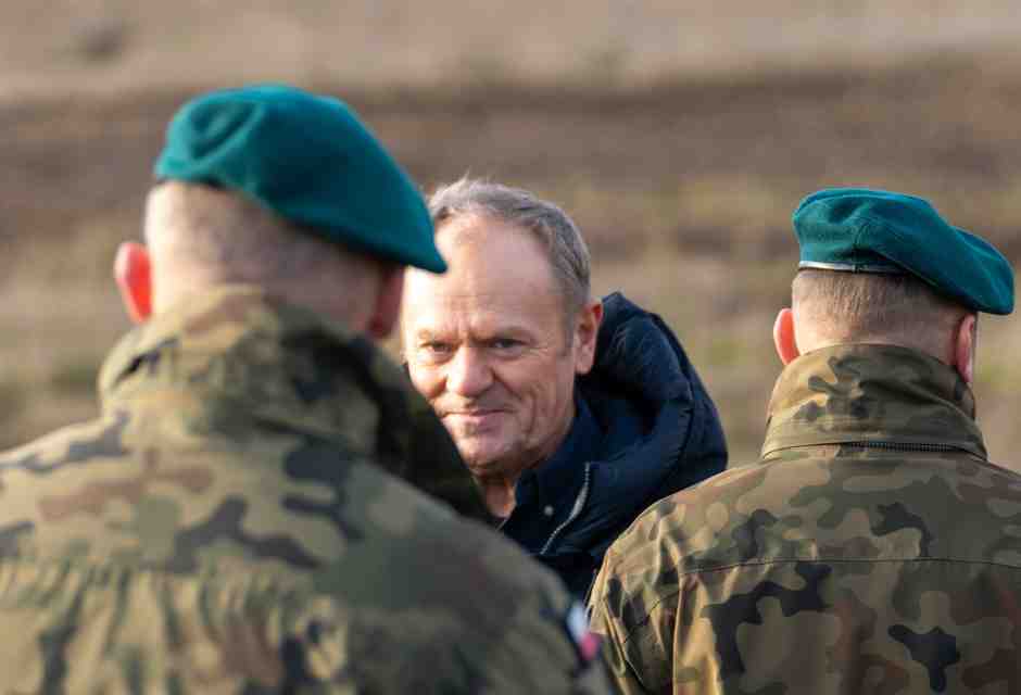 Il primo ministro polacco Donald Tusk visita la prima sezione completata dello "Eastern Shield" (Marek Antoni Iwanczuk via Getty Images) <br />
