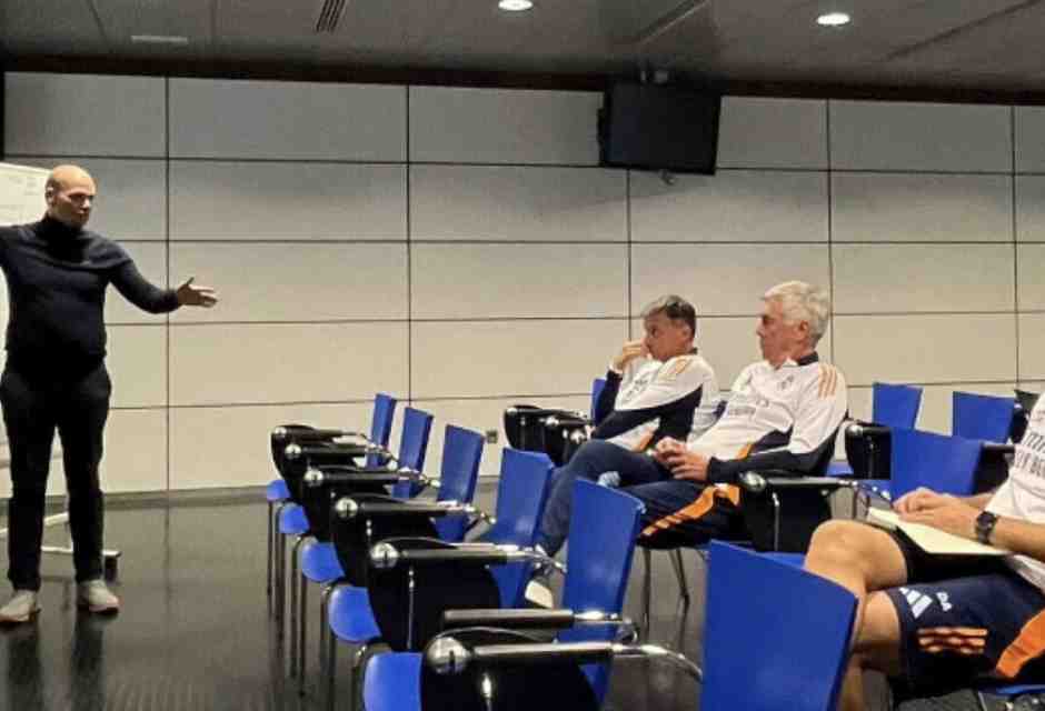 In questa foto Eamon Devlin sta tenendo una lezione allo staff tecnico del Real Madrid. Nella foto piccola &egrave; con Carlo Ancelotti (foto Linkedin/EamonDevlin)<br />