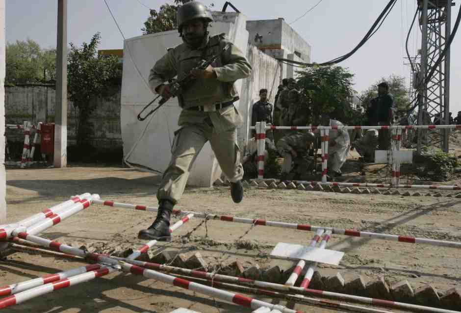 Intervento della polizia nel 2009, quando l'accademia di polizia di Manawaan, nei sobborghi di Lahore, è stata assalita da terroristi (LaPresse) <br />