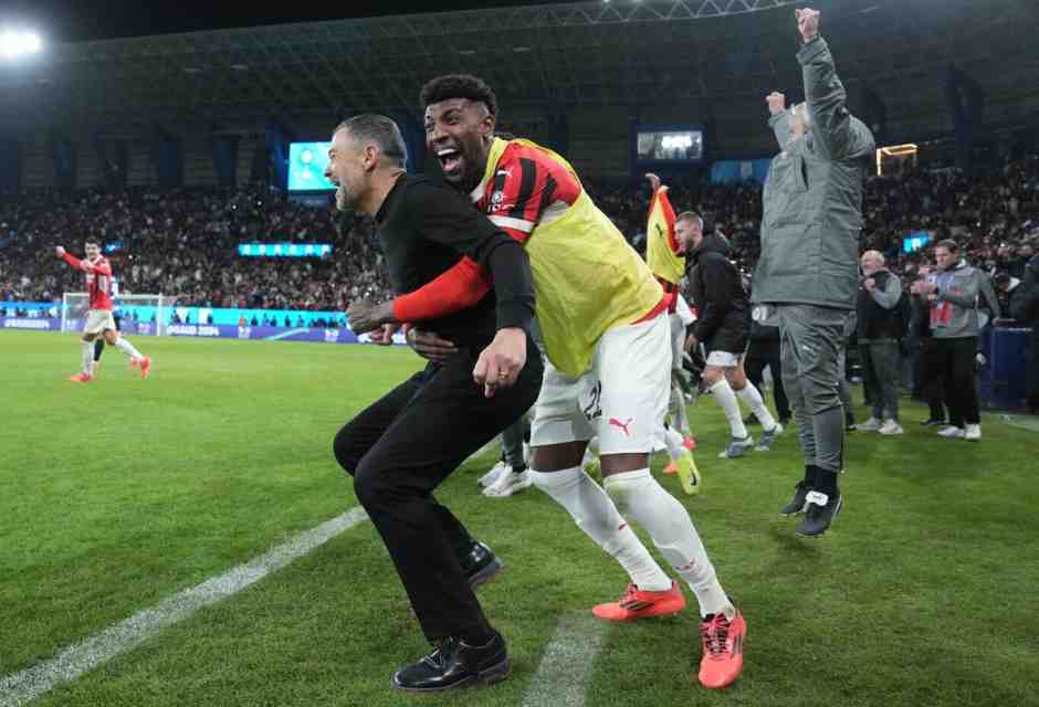 L'allenatore del Milan S&eacute;rgio Concei&ccedil;&atilde;o abbracciato da Emerson Royal durante Como-Milan (foto LaPresse)<br />
