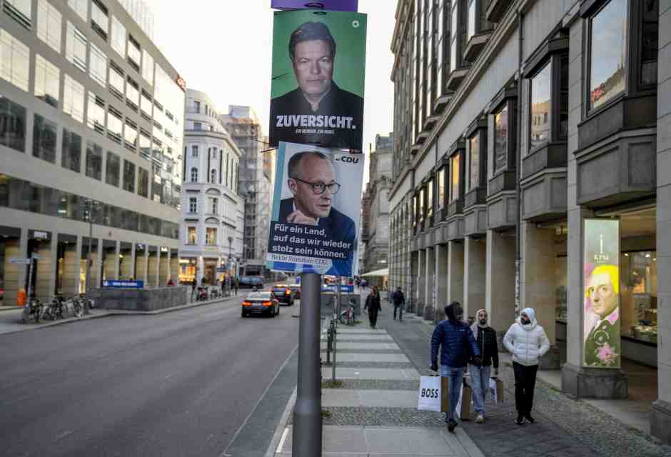 Manifesti della campagna elettorale di Robert Habeck (Verdi), in alto, e Friedrich Merz (CDU) a Berlino (AP Photo/Ebrahim Noroozi)&nbsp;<br />