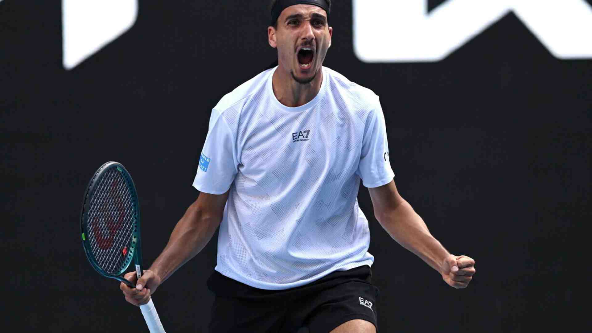 Immagine di Sinner malandato ma vincente, Sonego sempre più icona pop: la resistenza del tennis italiano agli Australian Open