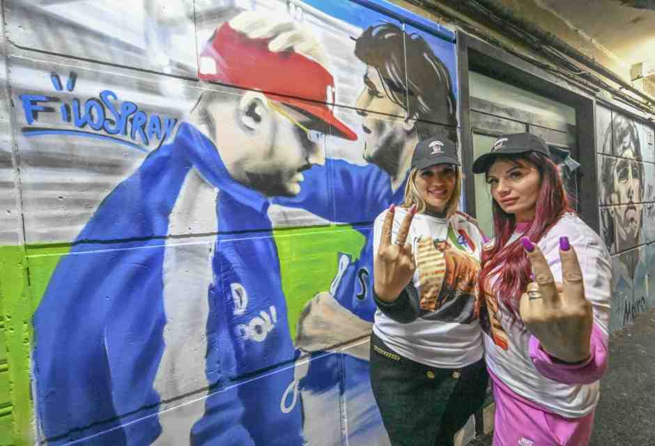 Fan di Geolier davanti al murales del musicista benedetto da Maradona (Ansa)&nbsp;
