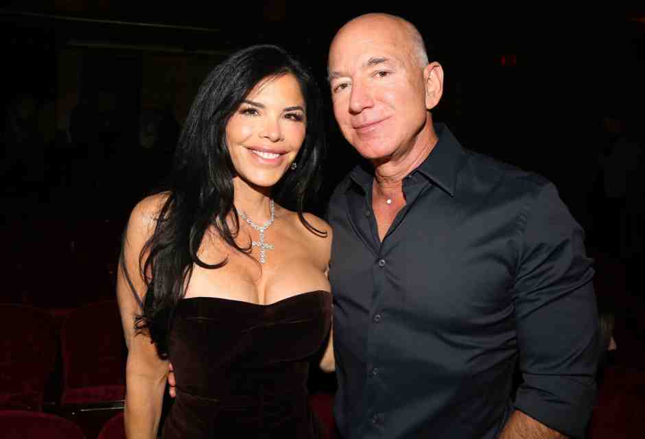 Jeff Bezos e la sua compagna Lauren Sanchez, presentatrice televisiva, sono da alcuni anni protagonisti del jet set internazionale (Getty)&nbsp;<br />