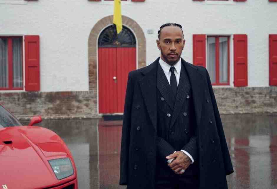 La prima foto di Lewis Hamilton da pilota Ferrari. Alta sartoria ed eleganza sobria