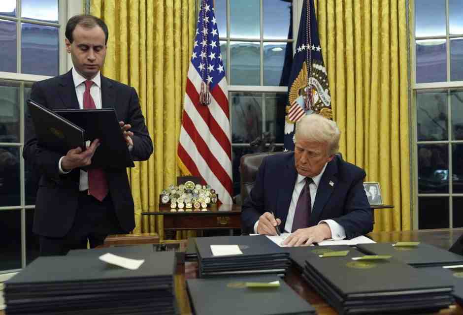 Tutti gli ordini esecutivi firmati da Trump nel suo primo giorno da presidente
