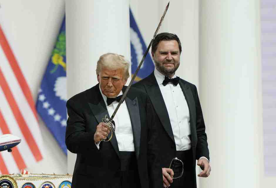 Trump con la spada per il taglio della torta al ballo inaugurale (LaPresse)&nbsp;<br />