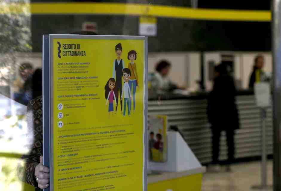 Reddito di cittadinanza, un cartello informativo alle Poste nel 2019 (Cecilia Fabiano - LaPresse) <br />