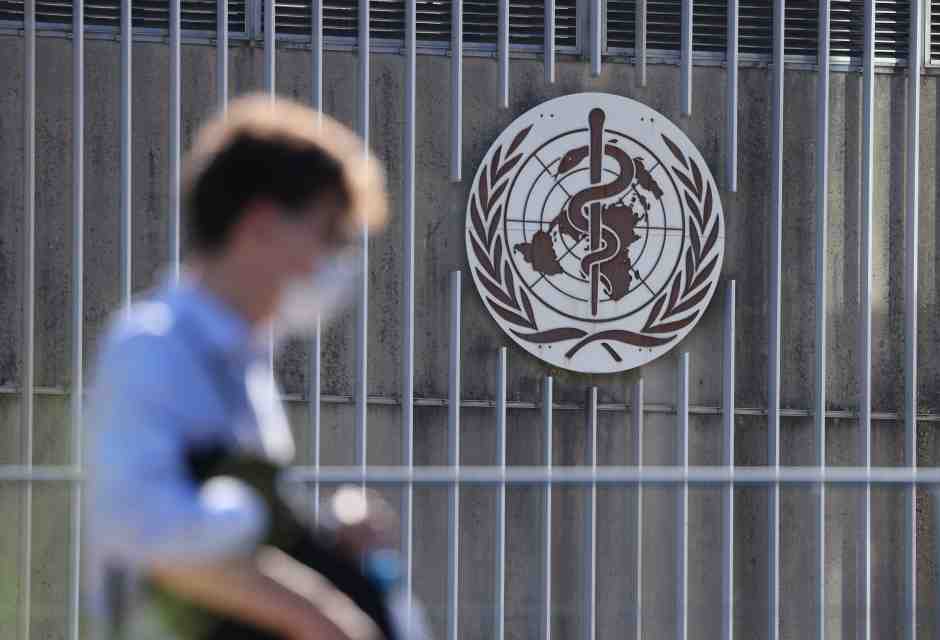 Un uomo entra nella sede centrale dell'Organizzazione mondiale della sanit&agrave; (OMS) a Ginevra, Svizzera (Sean Gallup/Getty Images)&nbsp;<br />