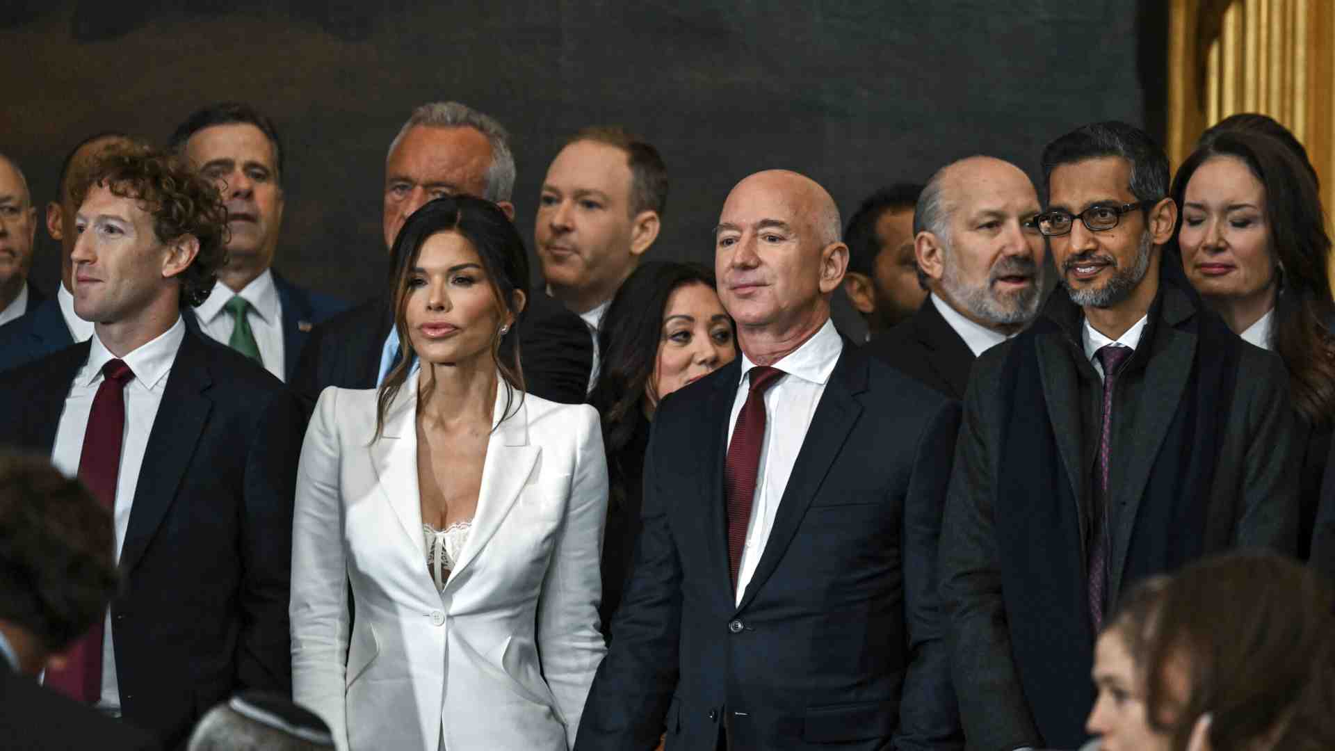 Immagine di La scollacciata fidanzata di Bezos all’Inauguration Day sarà sicuramente fan di Nietzsche